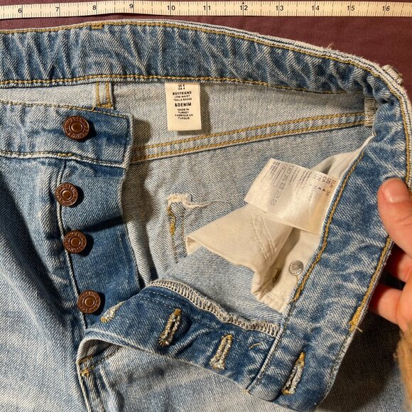 & Denim Boyfriend low waist jeans with buttons and distressing - size 4 - Picture 5 of 9